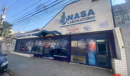 Prédio Comercial com  850m2 de construção, 20 salas, 11 banheiros, 1 cozinha, 3 recepções, porão