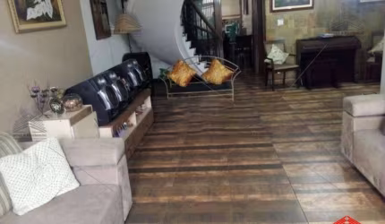 Sobrado a venda de 380m² no Pari, com 3 dormitórios sendo 1 suíte, 2 banheiros, lavanderia, área de serviço, Portão automático, Churrasqueira, 3 vagas