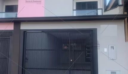 Sobrado a venda em Santo André, 3 dormitórios sendo 2 suítes, sacada, sala 2 ambientes, cozinha americana, 4 banheiros, quintal com churrasqueira.