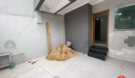 Sobrado em Santo André com 2 suítes, sala 2 ambientes, cozinha, 3 banheiros, área de serviço, 2 vagas de garagem com portão automatizado.