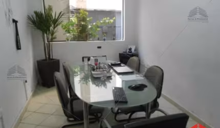 Sobrado a venda de 255 m² no Ipiranga, 3 dormitórios, 2 suítes, 3 banheiros, lavanderia, área de serviço, cozinha, terraço, varanda, 2 vagas