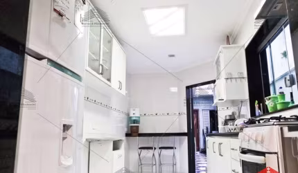 Casa a venda de 166 m² na Vila Monumento, 6 dormitórios, 4 suítes, 6 banheiros, lavanderia, área de serviço, quintal, sala para 2 ambientes, 1 vaga
