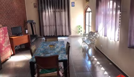 Sobrado a venda de 240 m² no Tatuapé, 4 dormitórios, 1 suíte com hidro, 3 banheiros, lavanderia, sacada, churrasqueira, piscina com cascata, 2 vagas