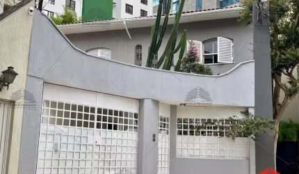 Casa à venda na Vila Mariana de 325m² com 5 dormitórios, sala 2 ambientes, vaga para 10 carros, cozinha planejada, quintal e excelente localização.