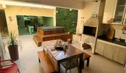 Sobrado a venda de 350 m² no Belenzinho, 4 suítes, 6 banheiros, hidro para 7 pessoas com aquecimento, varanda, churrasqueira, edícula, 4 vagas