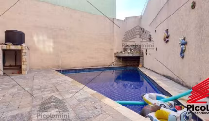 Casa com 280m2 no Bairro Utinga com piscina aquecida, 3 suítes, 3 vagas de garagem, sala dois ambientes, ampla cozinha.