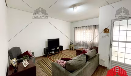 Casa térrea à venda na Mooca, São Paulo-SP, com 2 quartos, 2 salas, 2 banheiros e 130,00 m² de área, jardim de inverno, ótimo estado. Excelente