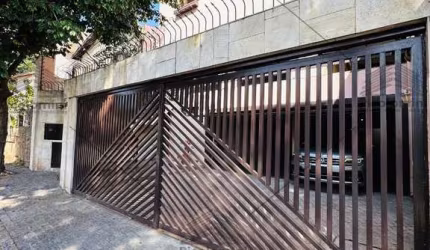 Sobrado à venda no Morumbi de 340m² área construída, 4 dormitórios, cozinha planejada, salas com diversos ambientes, 5 banheiros e 6 vagas de garagem.