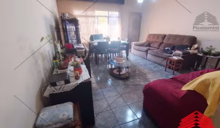 Sobrado a venda de 270 m² na Vila Prudente, 3 dormitórios, 1 suíte, 2 banheiros, lavanderia, cozinha, sala de estar, 8 vagas de garagem, quintal