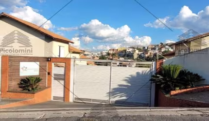 Casa em condomínio fechado em Francisco Morato, 79m² , 2 dormitórios, sala 2 ambientes, cozinha com planejados, 2 banheiros com churrasqueira e vaga.