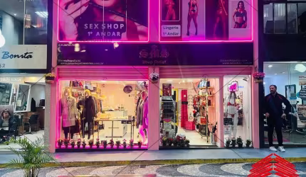 Vendo Ponto Comercial na República, São Paulo-SP: Loja de 3 andares, confecção feminina, semi jóias, sexshop e variedades, 179m². Venha conferir!