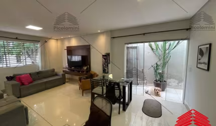 Casa a venda na Mooca, com 83 m² área construída, 2 suítes, lavabo, cozinha americana, sala ampla, quintal, lavanderia, sem vaga. Padaria Panrico.