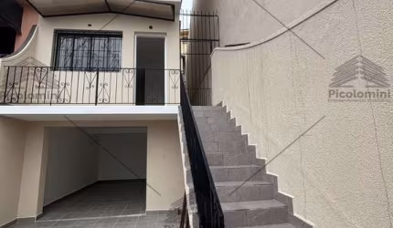 Sobrado a venda em Santo André, 2 suítes, 3 vagas de garagem, churrasqueira, sala ampla, imóvel reformado.
