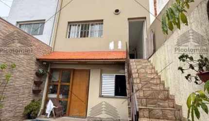 Sobrado à venda na Vila Campestre de 200² área construída com piscina, 3 quartos sendo 1 suíte, cozinha planejada, sala 2 ambientes, 2 vagas e edícula