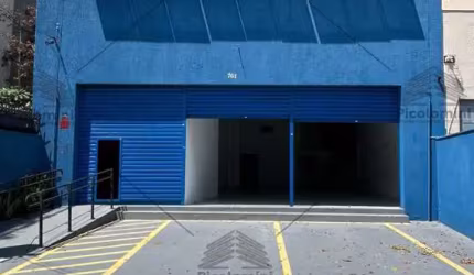 Salão Comercial com 2 andares, sendo salão, mezanino, cozinha, recepção, 2 banheiros, acesso com rampa, quintal e estacionamento