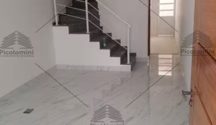 Sobrado novíssimo: 2 suítes com box nos banheiros, lavabo, quarto empregada com banheiro, 2 vagas garagem, piso frio, portão automático