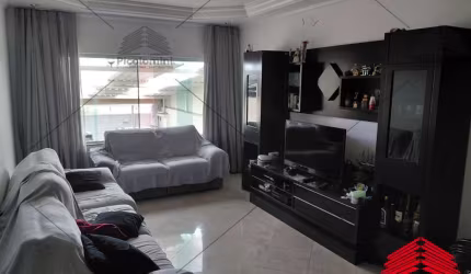 Sobrado à venda no Ipiranga, 3 quartos, 3 suítes, sala ampla, 5 banheiros, quintal com churrasqueira, 4 vagas de garagem com portão eletronico, 150m².