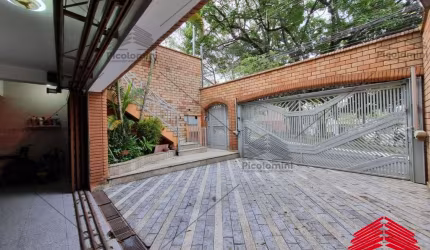 Sobrado, Alto da Mooca, com excelente estrutura e amplos ambientes, muita luz natural com 4 dormitórios, sendo 2 suítes e um banheiro, social, 4 vagas de garagem.