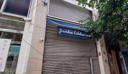 Salão comercial para locação na Santa Cecília com mezanino, com equipamentos para um salão de cabelereiro, cozinha, banheiros, recepção e vestiário