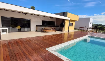 Linda casa de alto padrão, novinha e TODA MOBILIADA, com linda vista panorâmica e acesso a represa! Casa térrea com 4 dormitórios (todos suítes)