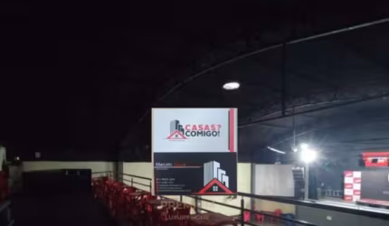 Oportunidade única de locação de um galpão comercial incrível!   Localizado em uma região estratégica e de grande visibilidade, este galpão é perfeito