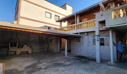 Excelente oportunidade de investimento! Esta casa espaçosa está localizada em uma avenida principal de um bairro privilegiado!