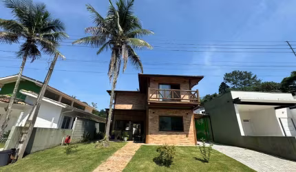 Casa em Condomínio 3dorm/2 suítes, 3 vagas - 180m²