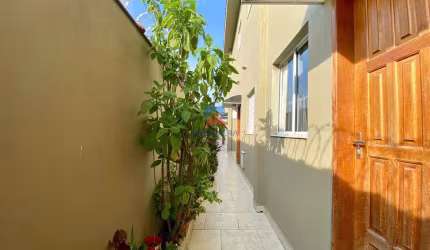 Casa de Condomínio sobreposta com 2 dorms para venda.