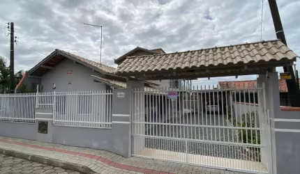 CASA EM ÓTIMA LOCALIZAÇÃO APENAS 500 METROS DO MAR EM ITAJUBA, LATERAL DA AVENIDA SIMAS