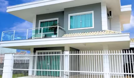 CASA ALTO PADRÃO QUADRA MAR COM 1 SUÍTE E 2 DEMI-SUÍTES EM BALNEÁRIO PIÇARRAS-SC