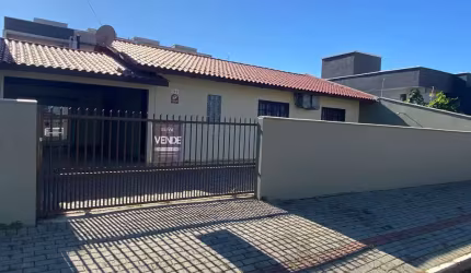 CASA DE ALVENARIA COM 4 DORMITÓRIOS, TERRENO C/ 252M² EM ÓTIMA LOCALIZAÇÃO EM BALNEÁRIO PIÇARRAS-SC
