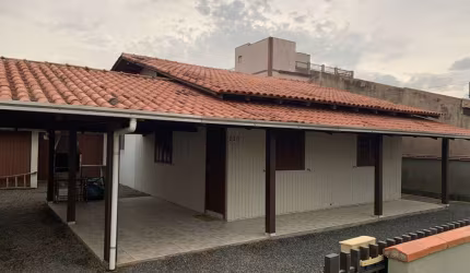 CASA MISTA COM TERRENO DE 300M² A APENAS 300 METROS DO MAR EM BALNEÁRIO PIÇARRAS-SC
