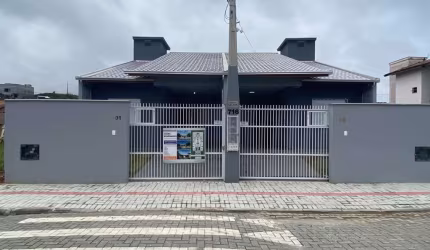 CASA TÉRREA COM 3 DORMITÓRIOS SENDO 1 SUÍTE NO ITACOLOMI EM BALNEÁRIO PIÇARRAS-SC