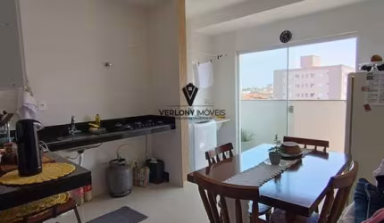 Apartamento 2/4 com suíte e sacada no bairro Novo Mundo.