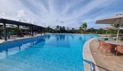 Lote com 700,00m², situado em um dos planos mais elevados do condomínio !