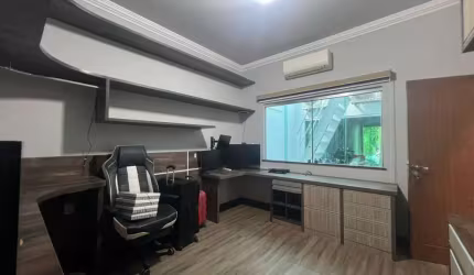 casa 100% mobiliada disponivel para locacao com tres quartos sendo tres suites.