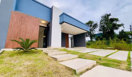 Suca casa nova térrea com piscina e cascata no Condomínio Vivendas das Marinas, 3 suítes. Financia!