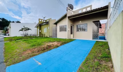 Casa com Quintal e 2 Quartos no Vila dos Pássaros, armários na cozinha, 2 vagas – Alugue Já!