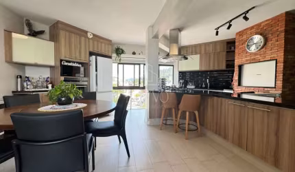 Duplex semi mobiliado com 3 dormitórios sendo 2 suítes pé na areia em Canasvieiras - Florianópolis.