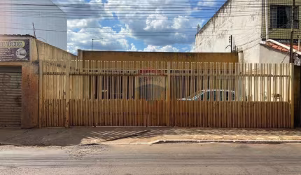 CASA COM 4 QUARTOS E CASA NOS FUNDOS COM 2 QUARTOS NA  QNG 9 AVENIDA HÉLIO PRATES TAGUATINGA