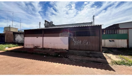 Casa com 2 quartos, na 116 do Recanto das Emas- ao lado do terminal de ônibus