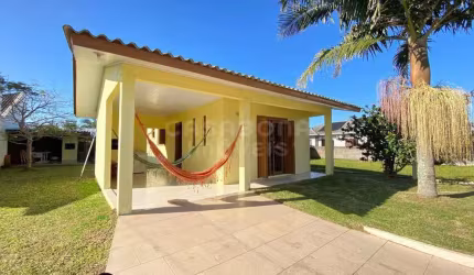 Casa com 3 quartos à venda na Rua Princesa Isabel, 187, Balneário São Jorge, Arroio do Sal por R$ 490.000
