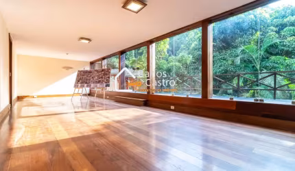 Casa com 3 pavimentos, 4 quartos, 1 suíte, quadra de tênis, piscina, sauna, banheira. Condomínio com ar bucólico, vista para mata atlântica e com segurança 24 hs.