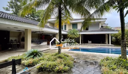 Casa com terreno de 1000m² e área de lazer completa.