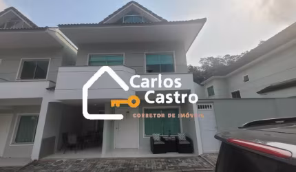 Linda Casa Aconchegante, 178 M²  3 andares, Piscina, 4 Quartos sendo 2 Suítes.  Cond. fechado.