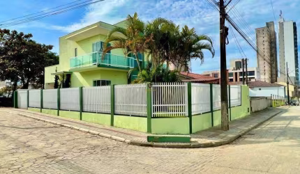 Linda Casa Individual Mobiliada em Piçarras - SC