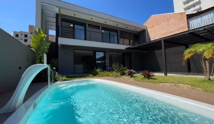 Sobrado Alto Padrão com Piscina e 4 dormitórios