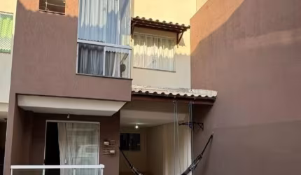 Sua Casa Duplex dos Sonhos em Condomínio Fechado: Conforto e Segurança!