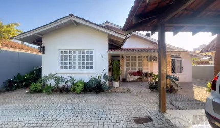 Casa para Venda em Joinville, Anita Garibaldi, 3 dormitórios, 1 suíte, 2 banheiros, 2 vagas