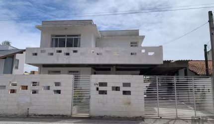 Casa para Locação em Balneário Piçarras, Centro, 3 dormitórios, 3 suítes, 4 banheiros, 3 vagas